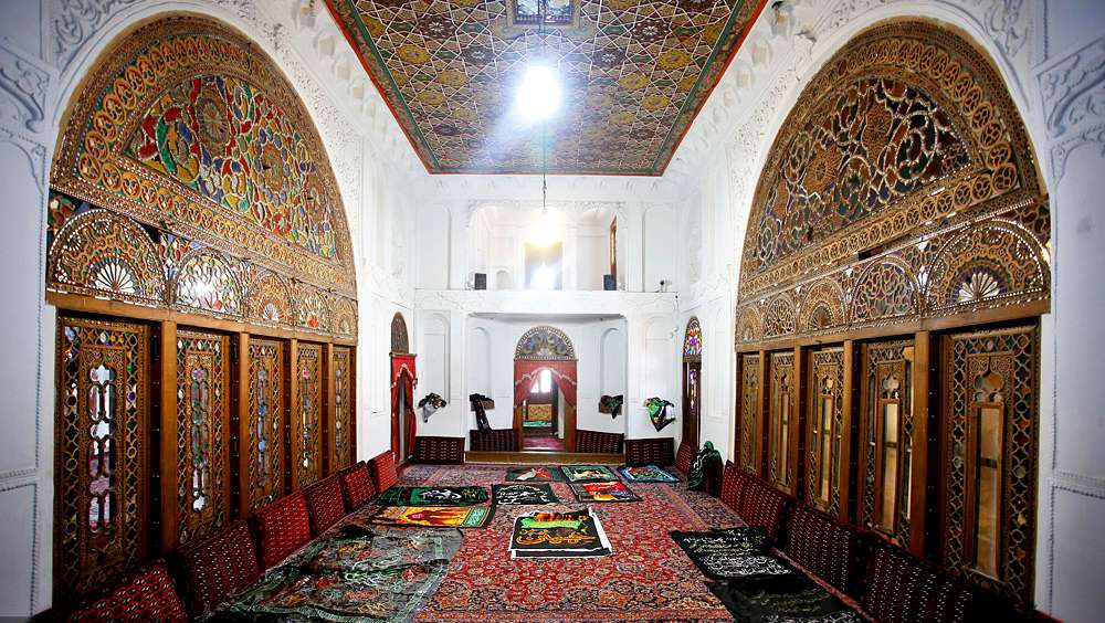 A Travel Guide to a City of Safavid Era (Qazvin)
