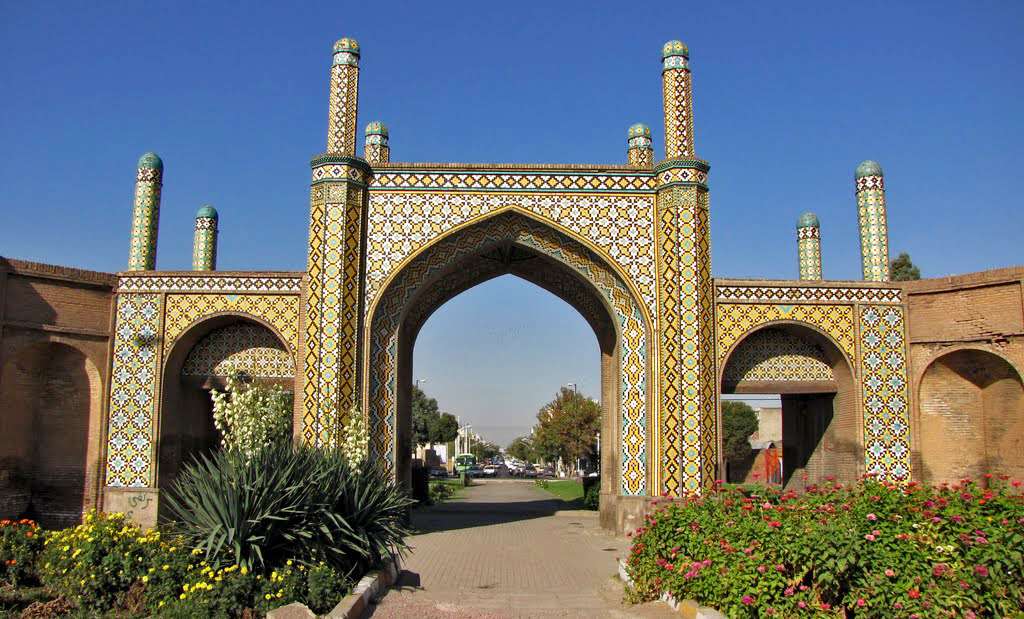 A Travel Guide to a City of Safavid Era (Qazvin)